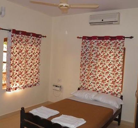 The Crib Hotel Morjim Exterior foto