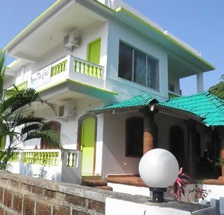 The Crib Hotel Morjim Exterior foto
