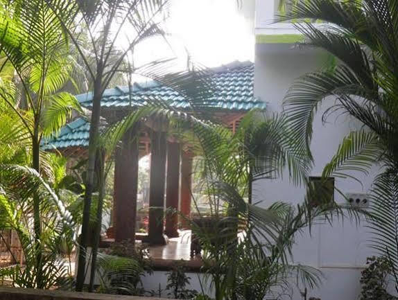 The Crib Hotel Morjim Exterior foto